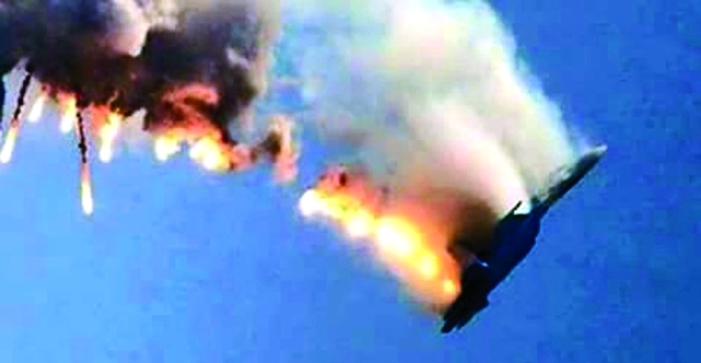 الصورة : ■ صورة تلفزيونية بثتها قناة خبر ترك التركية تظهر الدخان يتصاعد من ما وصفته موقع تحطم الطائرة   |  من المصدر