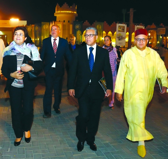 الصورة : Ⅶ الوفد المغربي المكون من الوزيرة فاطمة مروان والسفير محمد آيت وعلي وعبدالله عدناني أثناء جولة على الأجنحة