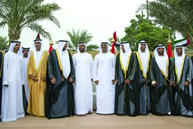الصورة : ■ ذياب وخالد بن محمد بن زايد وعدد من العرسان وحضور الحفل