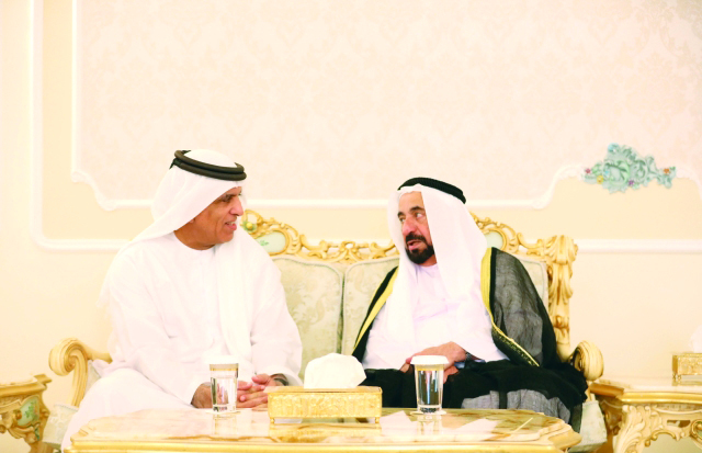 الصورة : ■ حاكم الشارقة يتقبل تعازي سعود بن صقر