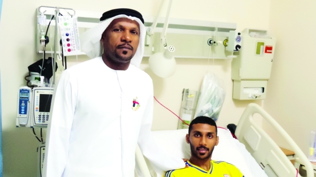 الصورة : ■ اللاعب عبد القادر وبجواره في المستشفى إداري فريق الظفرة سعيد مسعود  |  البيان