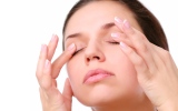 الصورة: الصورة: 9 علاجات منزلية للتخلص من انتفاخ العينين