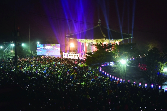 الصورة : الحشود في كوريا الشمالية خلال وقوفهم أمام مبنى بافيليون التقليدي احتفالاً بالعام الجديد - أ ف ب