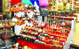 الصورة: الصورة: السوق الكبير سياحة بنكهة البهارات وتســــــوّق يفوح منه البخور