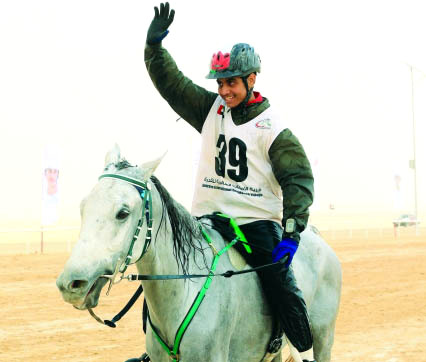 الصورة : ■ محمد النيادي بطل السباق  |  تصوير مرهف  العساف