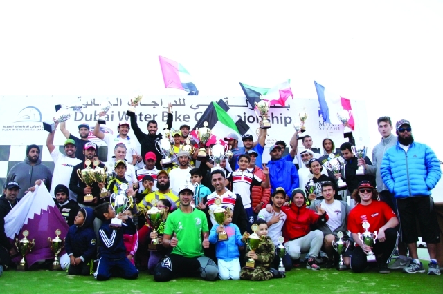 الصورة : ■ بن خرباش وأعضاء اللجنة المنظمة مع أبطال الجولة