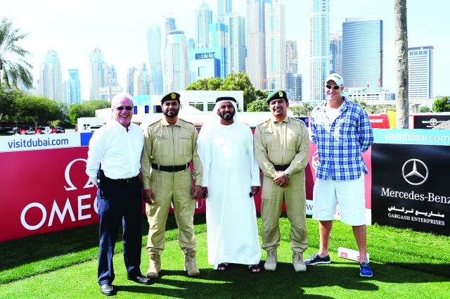 الصورة : ■ بوعميم مع ممثلي شرطة دبي في نادي الإمارات للغولف  |  البيان