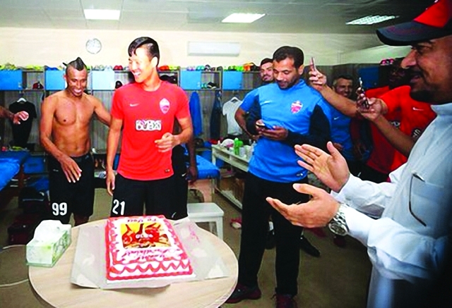 الصورة : ■ لاعبو الأهلي يحتفلون بميلاد كيونغ  |  البيان