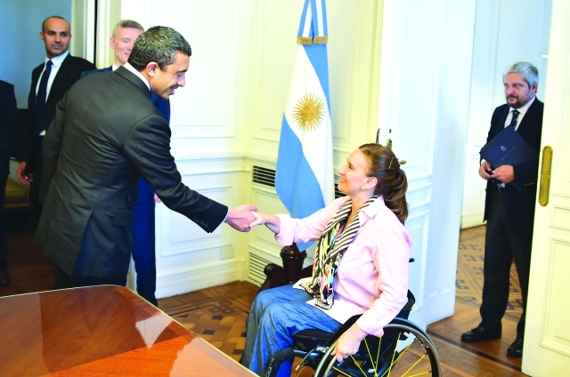 الصورة : ■ وزير الخارجية مصافحاً نائبة الرئيس الأرجنتيني