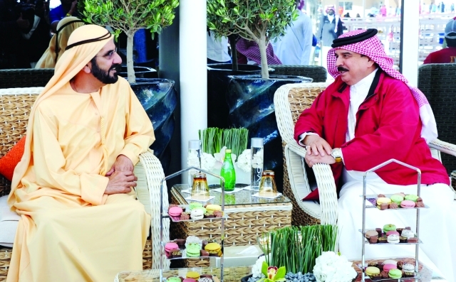 الصورة : ■ محمد بن راشد في حديث ودي مع حمد بن عيسى آل خليفة   |  وكالة أنباء البحرين (بنا)