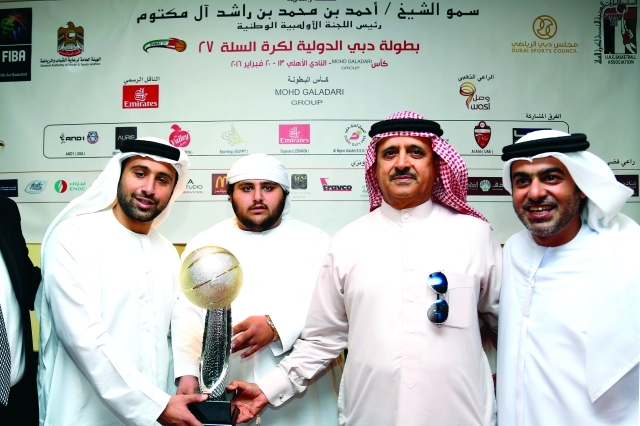 الصورة : ■ إسماعيل القرقاوي مع خالد السركال وعبد الرحيم كلداري وبينهم كأس البطولة