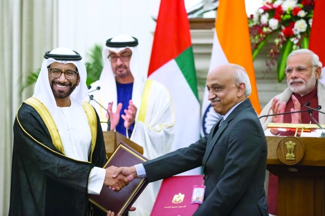 الصورة : ولي عهد أبوظبي ورئيس الوزراء الهندي يشهدان توقيع خليفة الرميثي اتفاقية تعاون في مجال علوم الفضاء