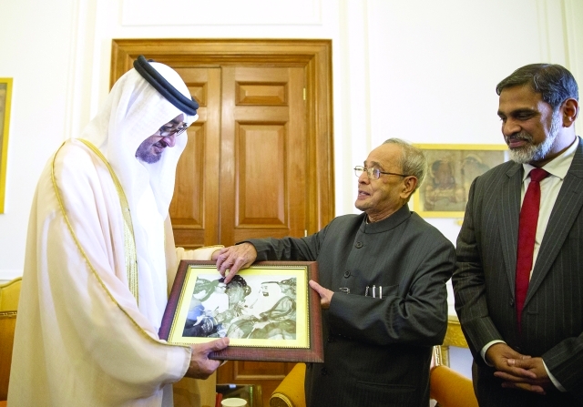 الصورة : محمد بن زايد يتلقى من الرئيس الهندي صورة تاريخية له بجانب زايد 1975