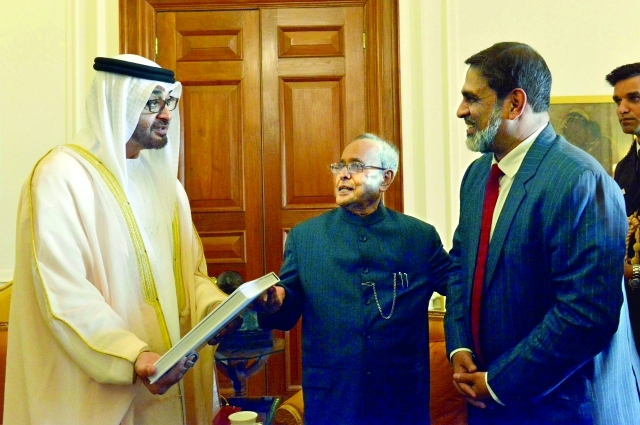الصورة : سموه يتلقى كتاباً عن العلاقات الإماراتية الهندية