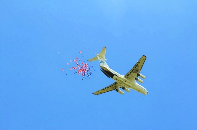 الصورة : ■ طائرة تابعة لبرنامج الأغذية العالمي تلقي مساعدات من الجو
