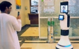 الصورة: الصورة: "روبوت طبي" يدهش زوار مستشفى بدبي (فيديو)