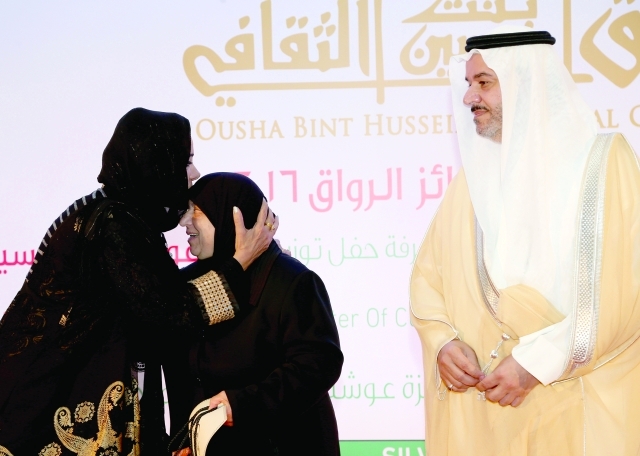 الصورة : ■ موزة غباش تقبل رأس أم مثالية بحضور مشعل آل سعود