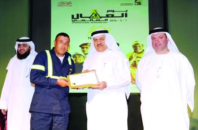 الصورة : كرمت بلدية دبي 752 عاملاً في احتفال بحضور محمد جلفار مساعد المدير العام لقطاع الدعم المؤسسي وعدد من مديري الإدارات