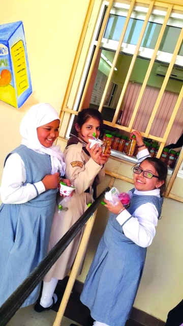 الصورة : طالبات يتناولن وجباتهن الصحية في أحد المقاصف المدرسية  |  من المصدر
