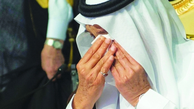 الصورة : Ⅶ العاهل السعودي يمسح دموعه التي غالبته خلال حفل التخريج |  واس