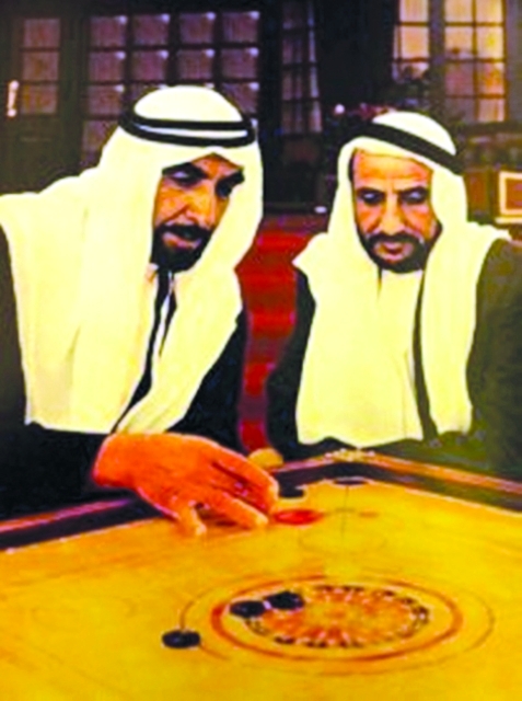 الصورة : ■ زايد بن سلطان يلعب الكيرم مع عبدالجليل والد محمد الفهيم