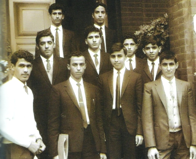 الصورة : ■ محمد الفهيم الثاني من اليمين بالصف الثاني في صورة جماعية لطلبة أول بعثة تعليمية من أبوظبي إلى بريطانيا