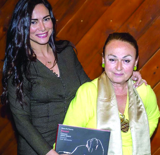الصورة : ■ ماريا إلى اليمين تحمل كتابها وبجوارها بنديتا