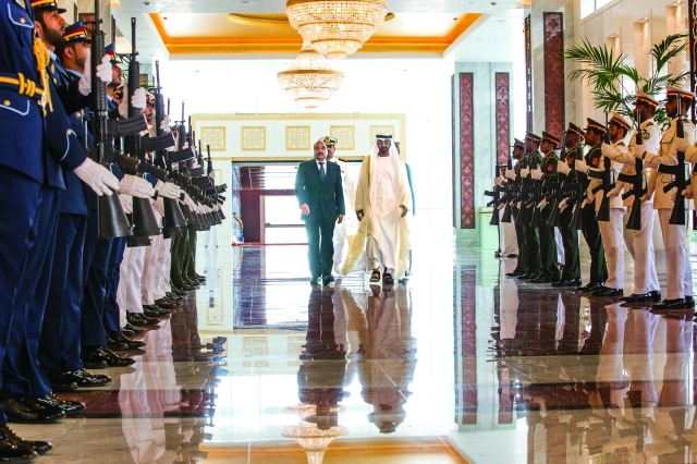 الصورة : ■ سموه في مقدمة مستقبلي الرئيس الموريتاني