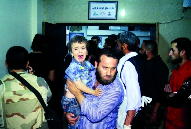 الصورة : طفل غارق في نوبة بكاء داخل أحد المستشفيات في ادلب إثر الغارة الجوية أ.ف.ب