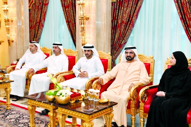 الصورة : نائب رئيس الدولة مستقبلاً علماء الإمارات بحضور حمدان بن محمد وسارة الأميري