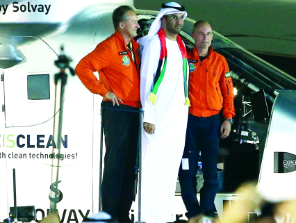 الصورة : ■ سلطان الجابر على باب الطائرة عقب وصولها مرحباً بالطيارين  |  البيان