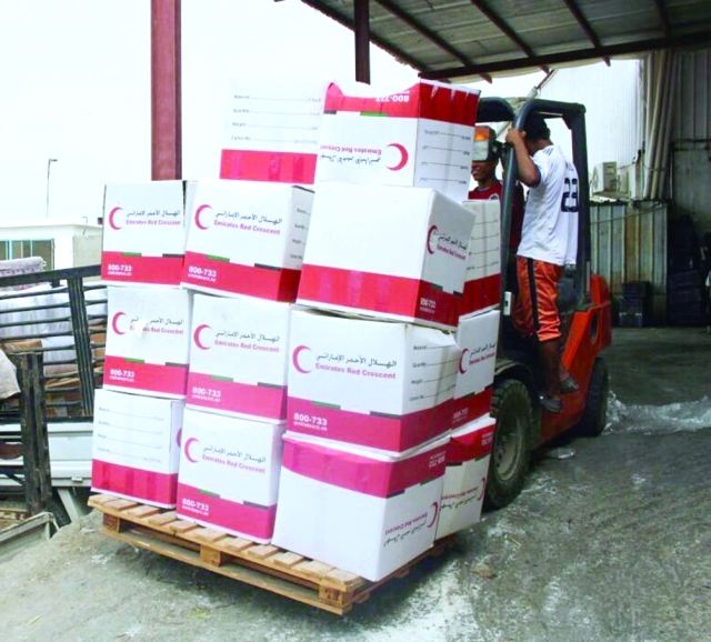 الصورة : ■ جانب من مساعدات هيئة الهلال الأحمر للمكفوفين في المكلا  |  وام