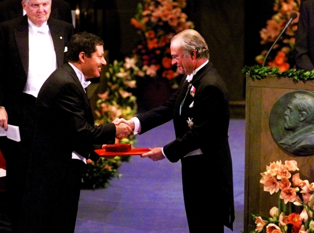 الصورة : ■ أحمد زويل خلال تسلمه جائزة نوبل في الكيمياء عام 1999