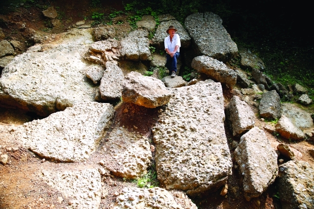 الصورة : ■ أوسماناجيك يقف وسط حجارة مزاره الأثري ــ  رويترز