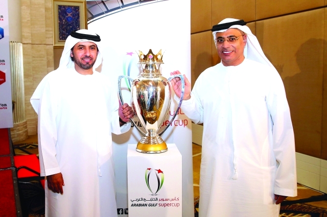 الصورة : Ⅶ عايض مبخوت وأحمد حماد مع كأس السوبر الإماراتي  |  البيان