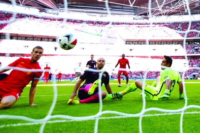 الصورة : ■ خافيير ماسكيرانو يحرز الهدف الثاني لليفربول في مرمى فريقه برشلونة  |  رويترز