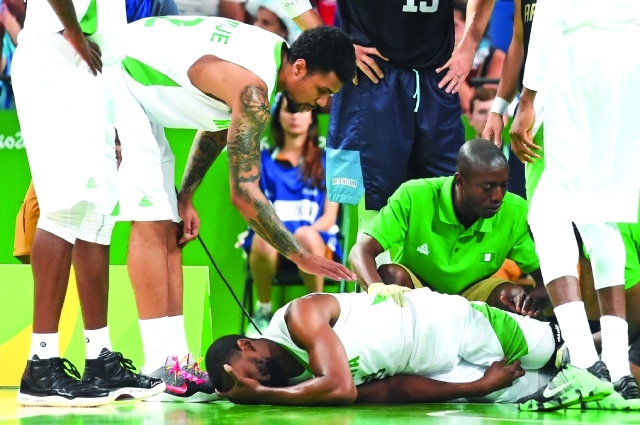 الصورة : ■ لاعب السلة النيجيري أغبيني يتلقى إصابة حادة  |  أ ب