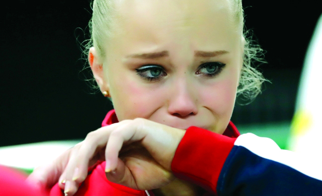 الصورة : ■ الروسية ميلينكوفا تذرف الدموع بعد الخروج من منافسات الجمباز  |  أف ب