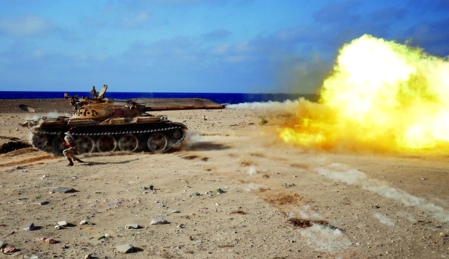 الصورة : ■ دبابة تابعة لقوات حكومة الوفاق تطلق نيرانها على مواقع "داعش" في سرت  |  أرشيفية