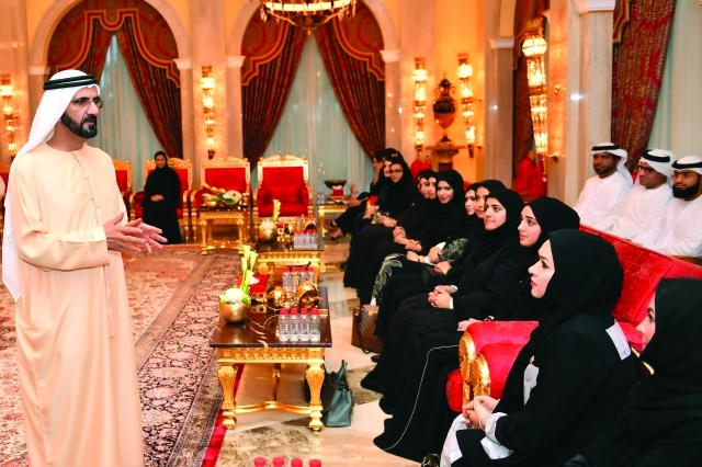 الصورة : محمد بن راشد متحدثاً إلى أعضاء مجلس علماء الإمارات خلال استقبالهم في مناسبة سابقة |   أرشيفية