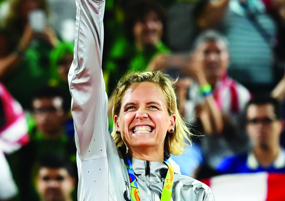 الصورة : ■ الألمانية لورا محتفلة بذهبية الكرة الطائرة الشاطئية  |  أف ب