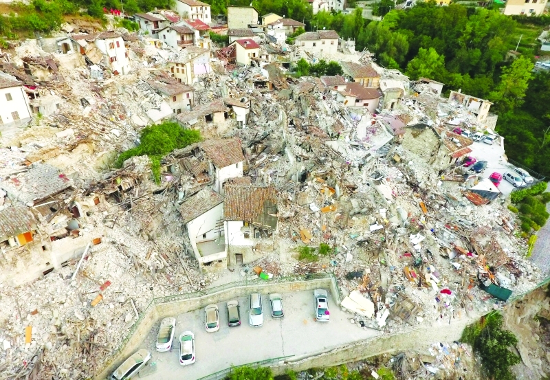 الصورة : ■  الأضرار التي لحقت بالمنازل بعد زلزال في بيسكارا ديل ترونتو، وسط إيطاليا  |  أ ب