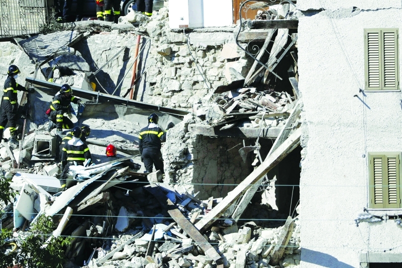 الصورة : ■  عمال الإنقاذ يبحثون عن ناجين تحت أنقاض المنازل في بيسكارا ديل ترونتو، إيطاليا  |  أ ب