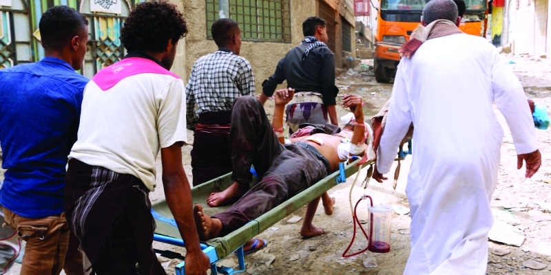 الصورة : ■ القصف الحوثي على الأحياء السكنية تسبب بآلاف الإصابات بين المدنيين   |  أرشيفية