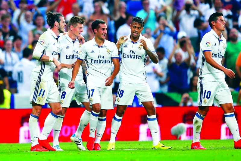 الصورة : ■ توني كروس يحتفل مع زملائه بهدف فوز ريال مدريد على سيلتا فيغو  |  رويترز