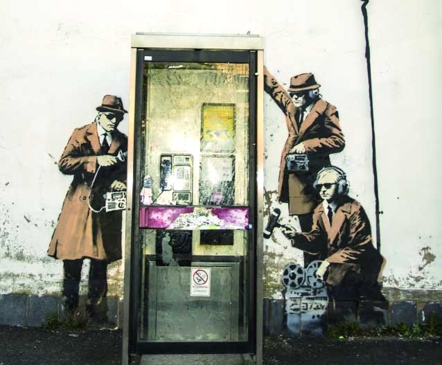الصورة : جدارية «كابين تجسس» رسمها عام 2014 بعد فضيحة التجسس التي شملت بريطانيا