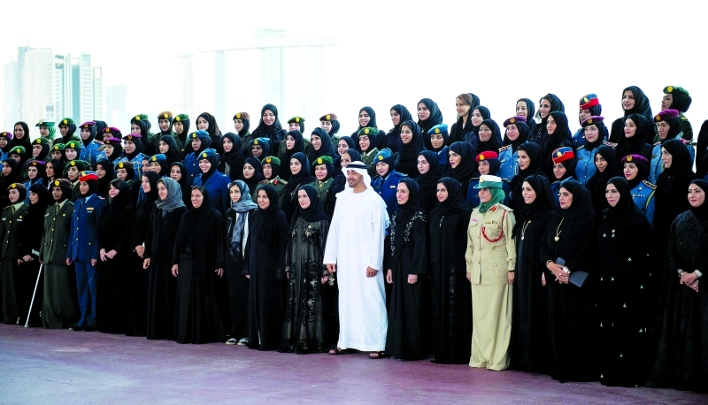 الصورة : Ⅶ محمد بن زايد في صورة جماعية مع القيادات النسائية    |  وام