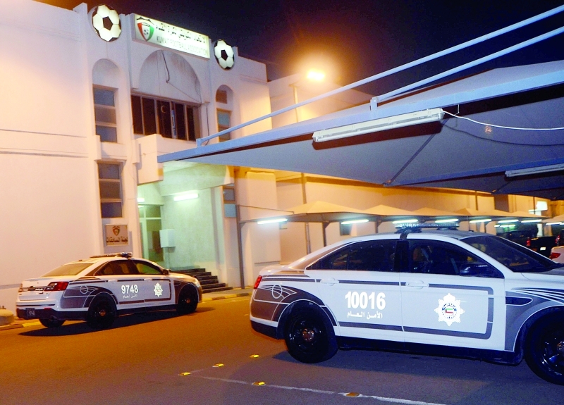 الصورة : ■ الشرطة الكويتية خلال عملية اقتحام مقر اتحاد الكرة  |  أ ف ب