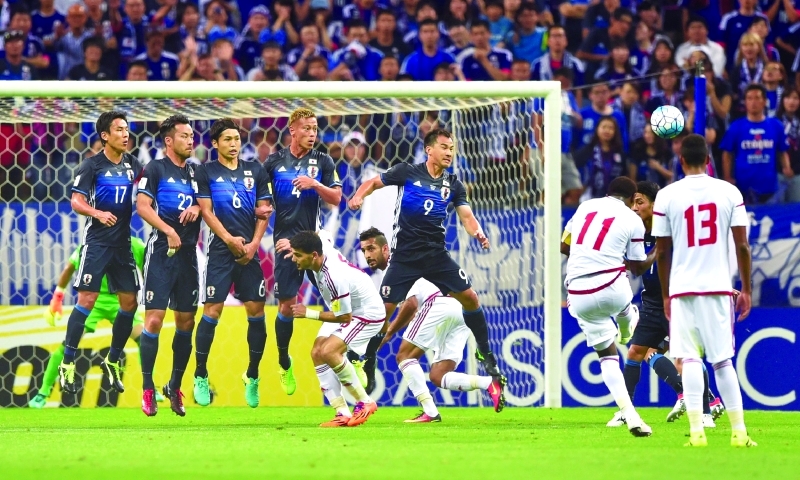 الصورة : ■ هدف المنتخب الإماراتي الأول في مرمى اليابان من تسديدة أحمد خليل  |  أ ب
