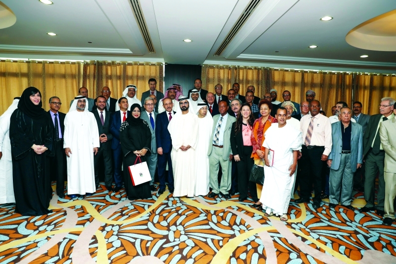 الصورة : محمد بن راشد في لقطة تذكارية مع الكتّاب العرب في دبي